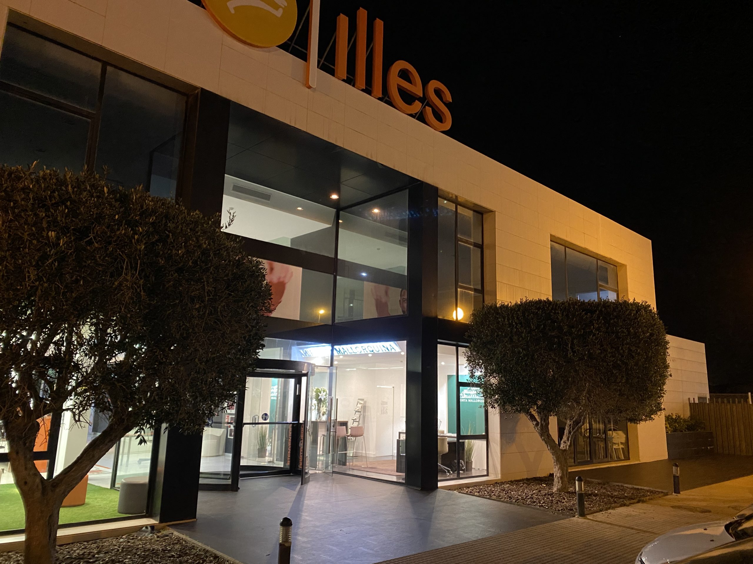Der neue Immobilienshop von Porta Mallorquina befindet sich direkt im Eingangsbereich des bekannten Fitnessstudios Illes in der Carrer de Son Thomas 2, im bekannten Gewerbegebiet Son Bugadelles zwischen Portals Nous und Santa Ponsa.