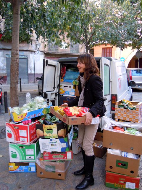 Der Lions Club übernimmt die Verteilung der Lebensmittelspenden an die örtlichen Hilfsorganisationen.