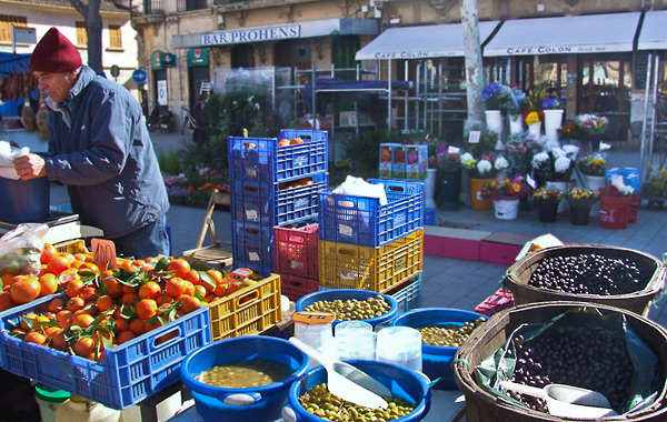 Marktstand mit Oliven in Llucmajor