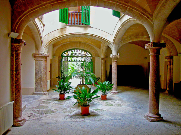 Prächtige Innenhöfe sind das Kennzeichen der Altstadtpaläste in Palma.