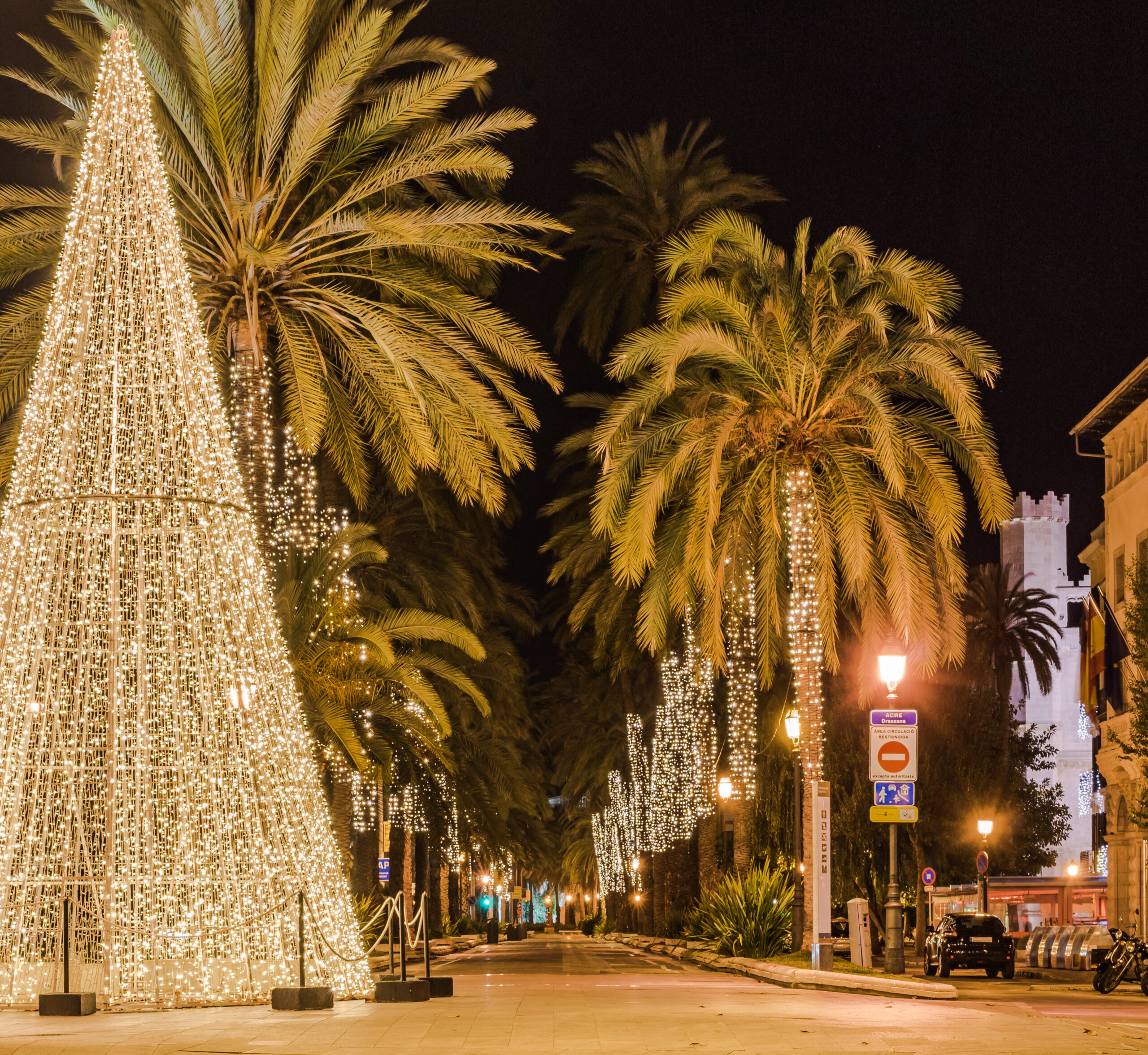 Zur Weihnachtszeit präsentiert sich Mallorcas Hauptstadt Palma festlich geschmückt