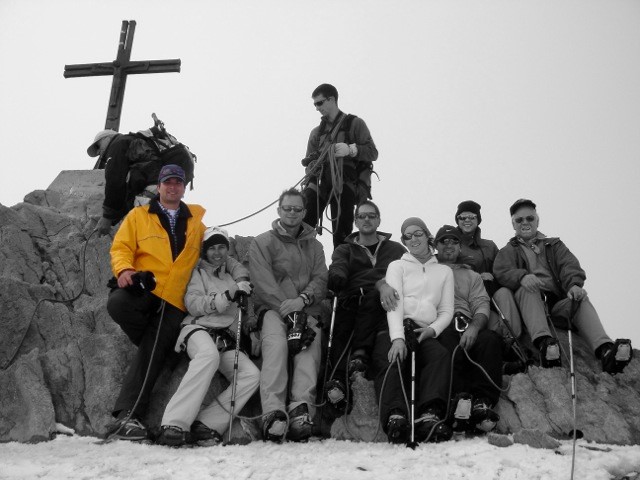 Stefan Suter (links) mit Freunden bei der Besteigung eines 4000ers in den Schweizer Bergen. 