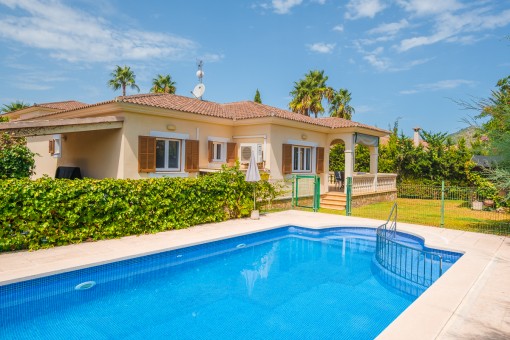 Ebenerdigens Ferienhaus mit Pool in 800 m Entfernung zum