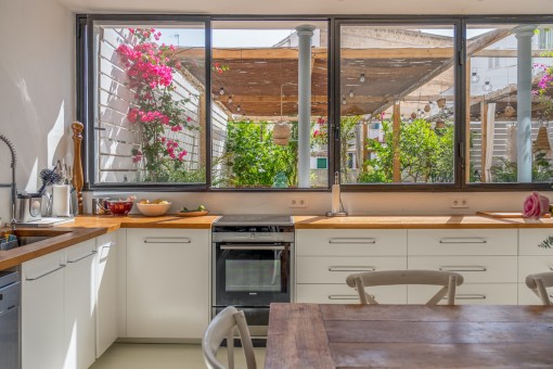 Küche mit Blick auf die Terrasse