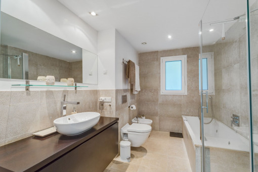 Modernes Badezimmer mit Wanne und Dusche