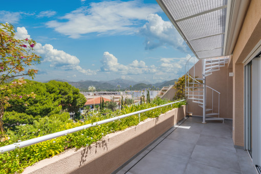 Untere Terrasse mit Zugang zur Dachterrasse