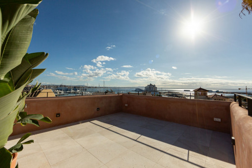 Dachterrasse mit Hafenblick