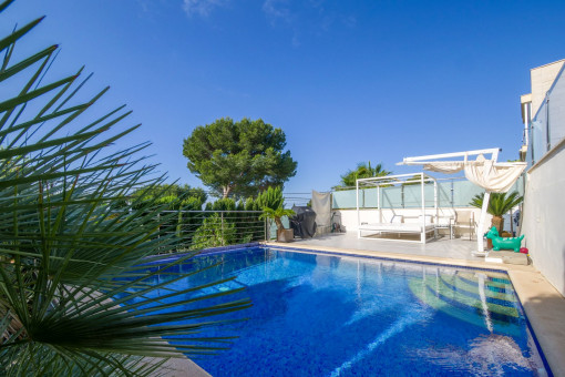 Meerblick-Chalet mit Pool und Ferienvermietlizenz im begehrten Alcanada