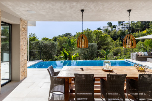 Überdachte Terrasse mit Blick in die Natur