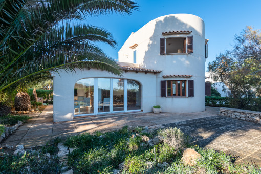 Mediterrane Villa mit viel Potential in erster Meereslinie fußläufig zum Strand von Cala Llombards