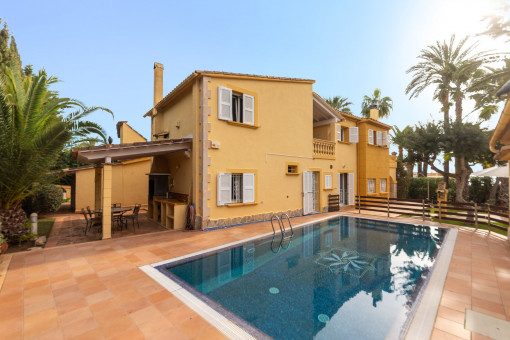 Mediterrane Familienvilla mit 2 separaten Studios und Pool in zweiter Meereslinie in Port Verd