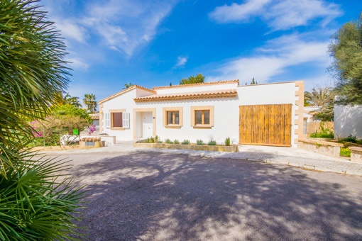 108141 front view villa bonaire alcudia residential area