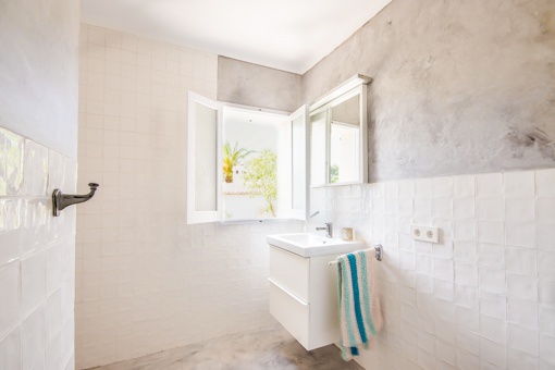 108141 white bathroom villa bonaire alcudia residential area