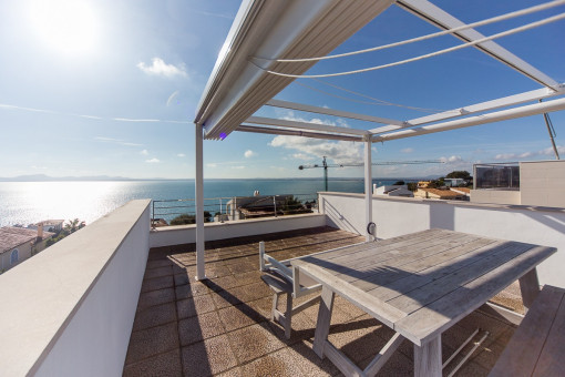 Dachterrasse mit Blick auf das Mittelmeer