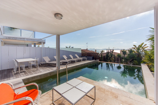 Überdachte Terrasse mit Blick auf den Pool