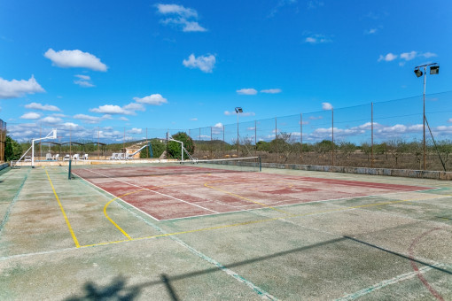 Die Finca hat einen eigenen Tennis-und Basketballplatz