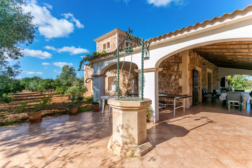 Mediterrane Terrasse mit Brunnen