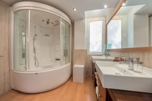 Badezimmer in Suite mit Hydromassage-Badewanne