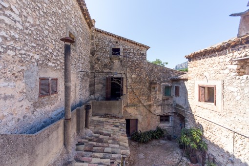 109828 alaro bauernhaus treppe naturstein