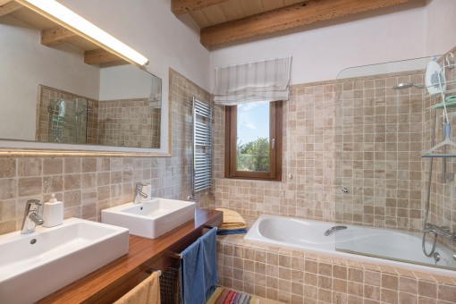 Charmantes Badezimmer mit Doppelwaschbecken und Badewanne
