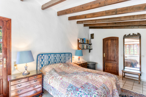Weiteres Schlafzimmer mit wunderbaren Holzdeckenbalken
