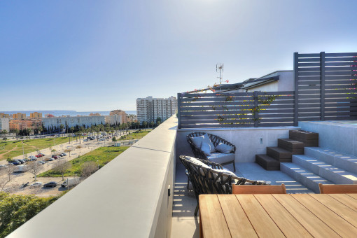 Neubau-Penthouse mit 2 SZ, privater Dachterrasse, Jacuzzi und Meerblick in Nou Llevant, Palma