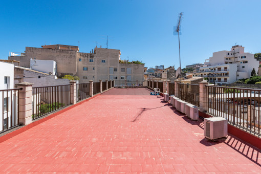 Weitläufige Dachterrasse