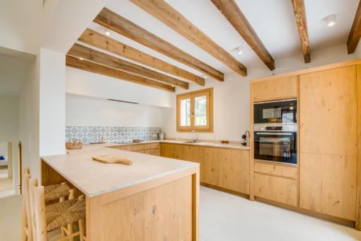 Neue Küche mit Holzbalkendecke