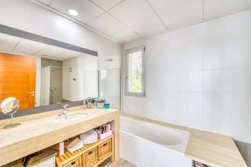 Modernes Badezimmer mit Wanne