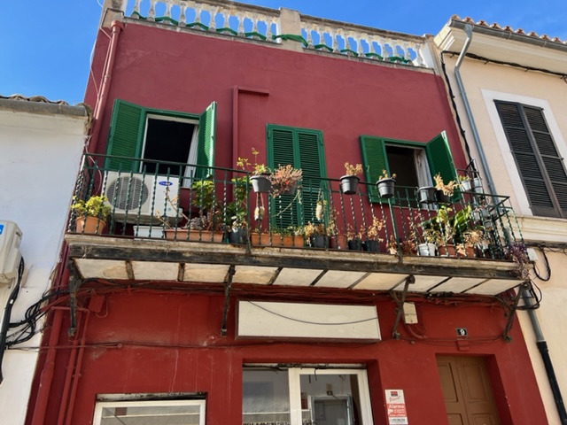 Renovierungsbedürftiges Stadthaus mit 3 Wohnungen in Palma