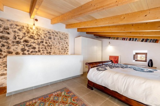 Schlafzimmer mit Natursteinwand