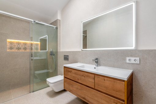 Modernes Badezimmer mit ebenerdiger Dusche