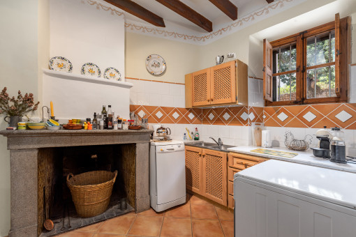 Küche mit offenem Kamin