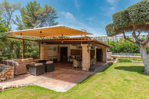 Poolhaus mit Sommerküche und überdachter Terrasse