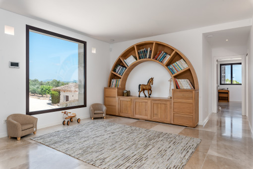 Bibliothek mit Blick in den Garten