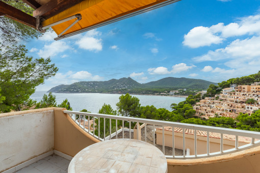 Blick vom Balkon zu den Bergen