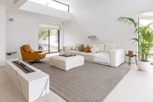 Heller Wohnbereich im minimalistischen Stil
