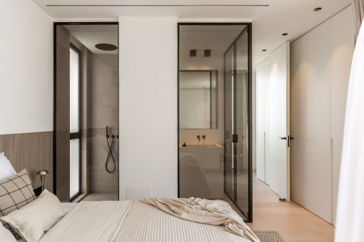 Elegantes Schlafzimmer mit Badezimmer en Suite