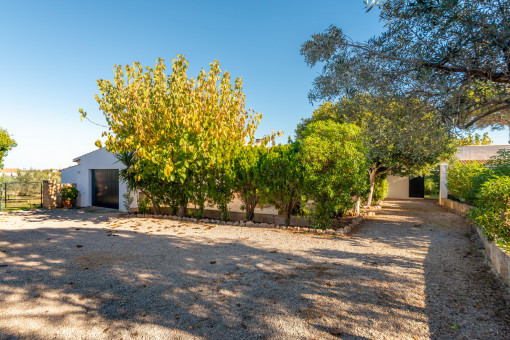 Garage und Stellplätze auf dem Grundstück