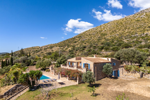 Traumhaft gelegene Finca mit Pool und wunderschönem Blick