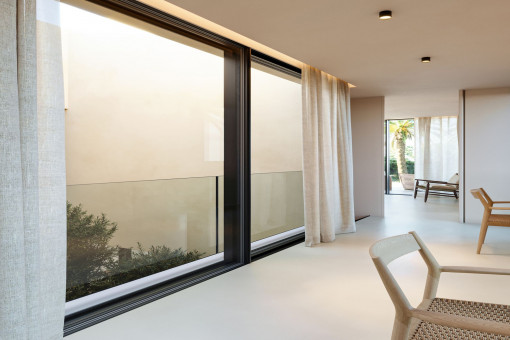 Groẞe Fensterfronten sorgen für helle Wohnräume