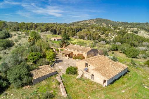 Einzigartiges Finca-Grundstück von fast 50 Hektar mit bestehenden Gebäuden im Nordosten von Mallorca