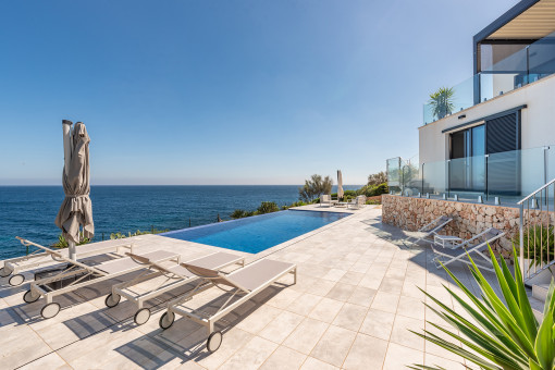 Moderne Villa mit Pool in erster Meereslinie in Cala Murada