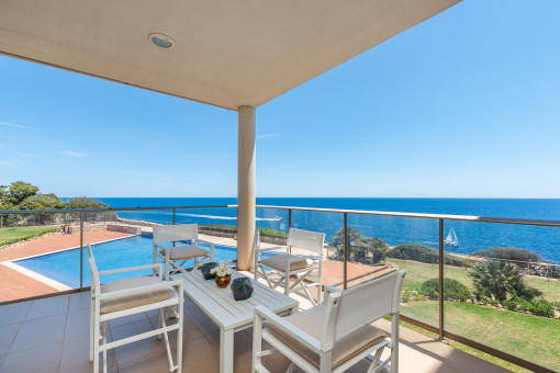 Moderne Etagenwohnung in luxuriöser Wohnanlage mit Spa und Pool in erster Meereslinie in Cala Figuera
