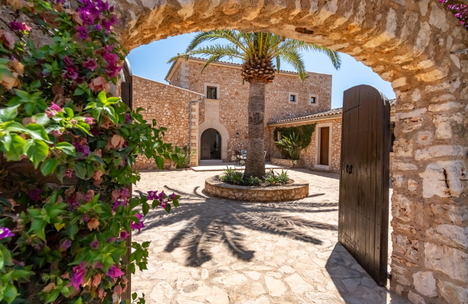 Mediterrane Finca-Oase mit Pool und Blick auf das...