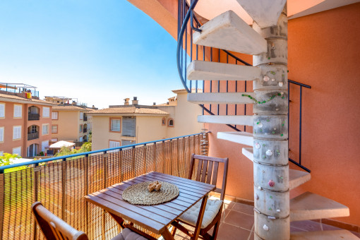 Balkon und Treppe zur Dachterrasse