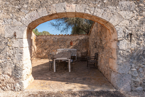 Essecke im Garten zwischen historischen Gemäuern