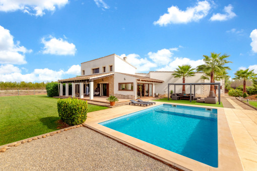 Herrliche Finca mit Blick in die Tramuntana und Stallungen in Binissalem