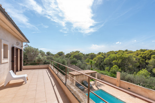 Terrasse mit Ausssicht auf den Pool