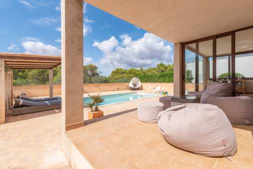 Moderne Villa mit Pool und Blick ins Grüne fußläufig zum Hafen von Cala Figuera